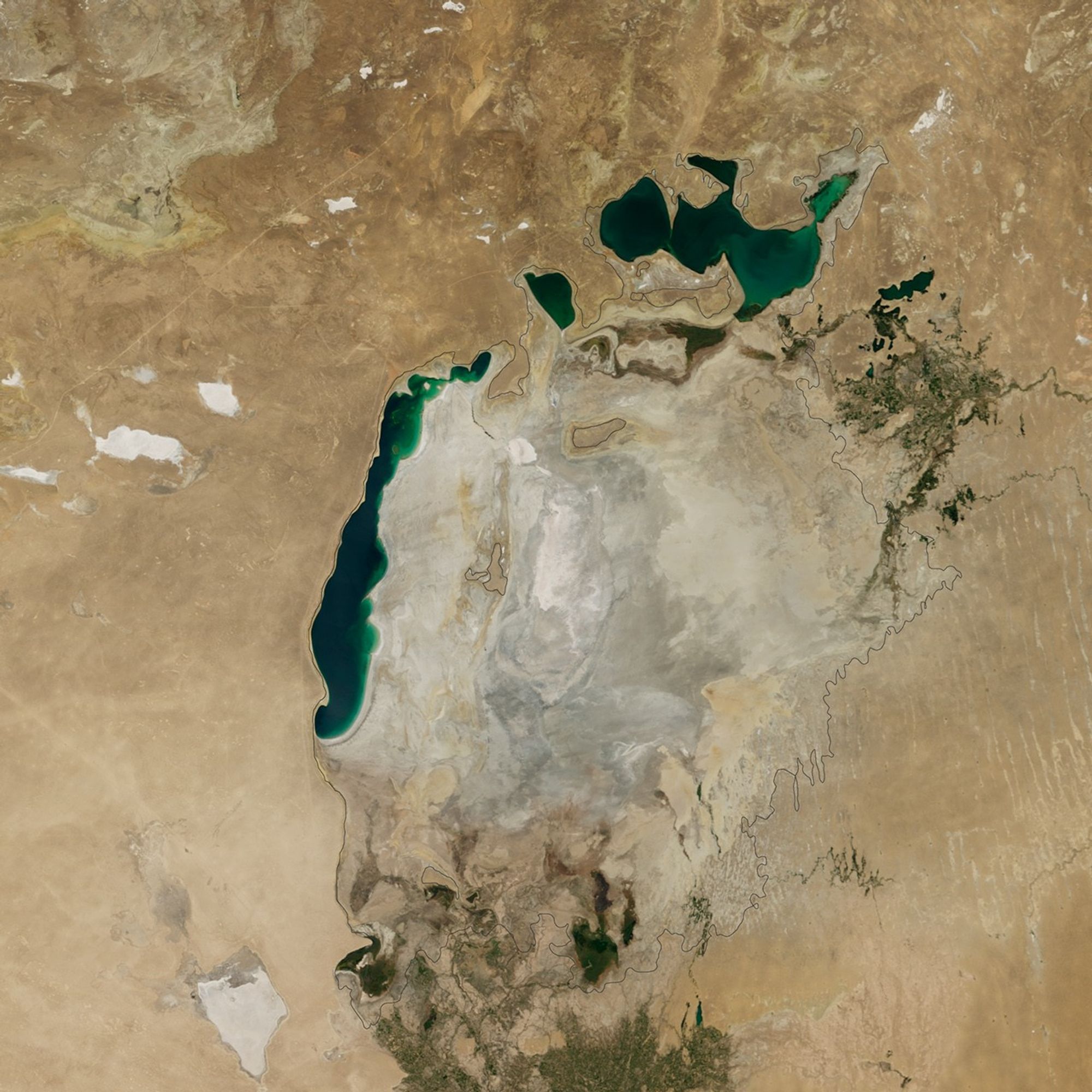 Vue satellite de la mer d’Aral en 2014 : le bassin oriental sud est devenu une vaste surface claire asséchée.