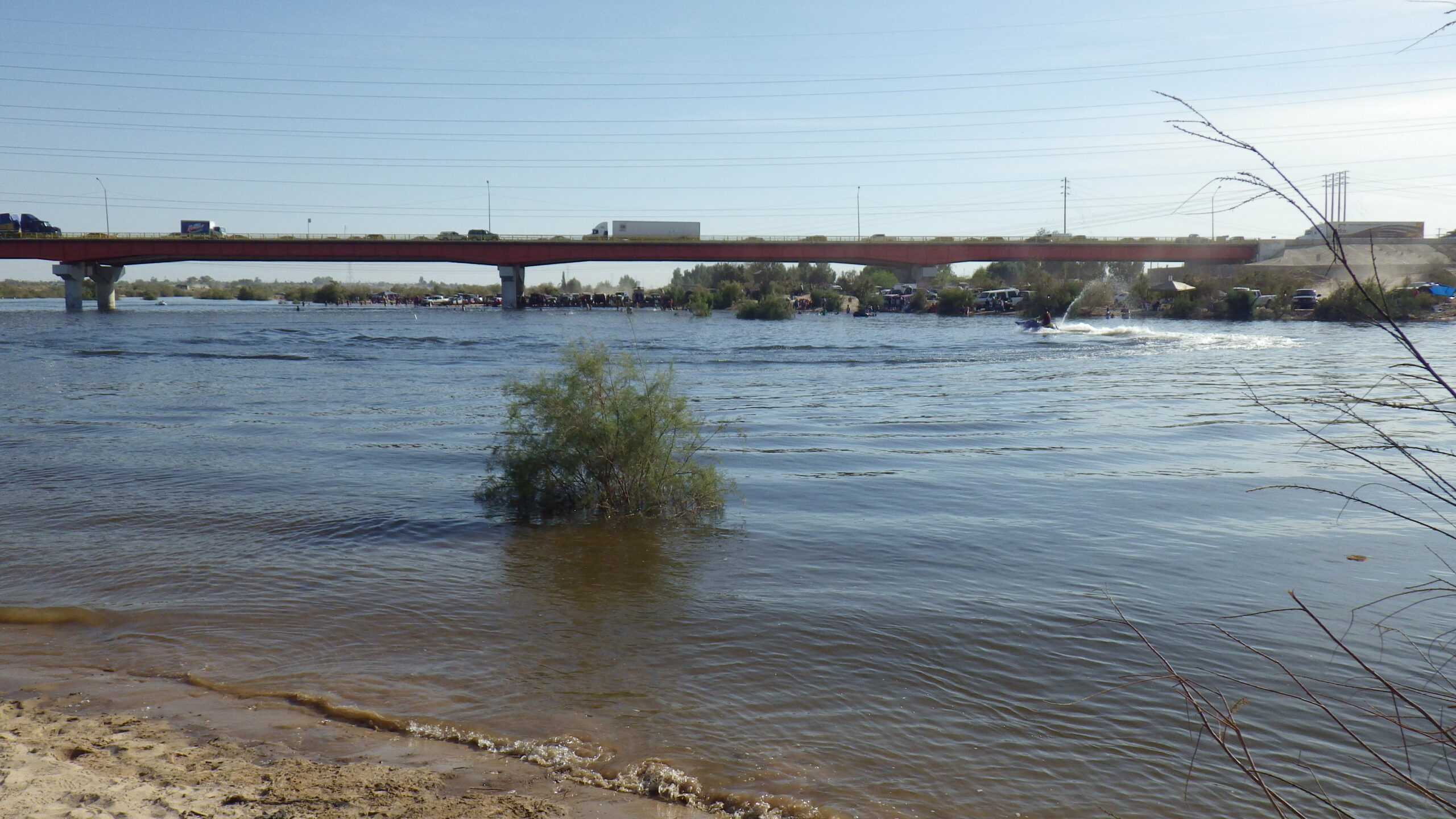 L’eau coule sous le pont du Colorado pendant le lâcher de mars 2014.